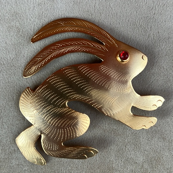 Gold tone Rabbit Pin - Picture 3 of 6
